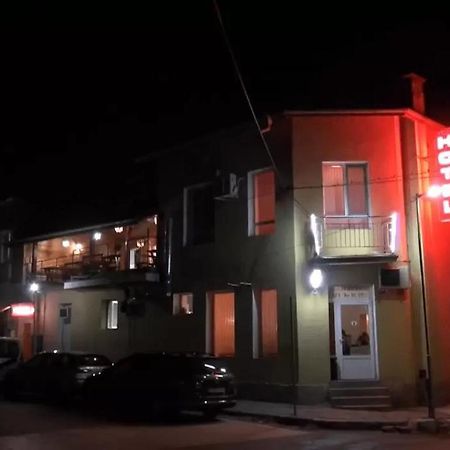 Семеен Хотел Лъки Byala Slatina Exterior foto