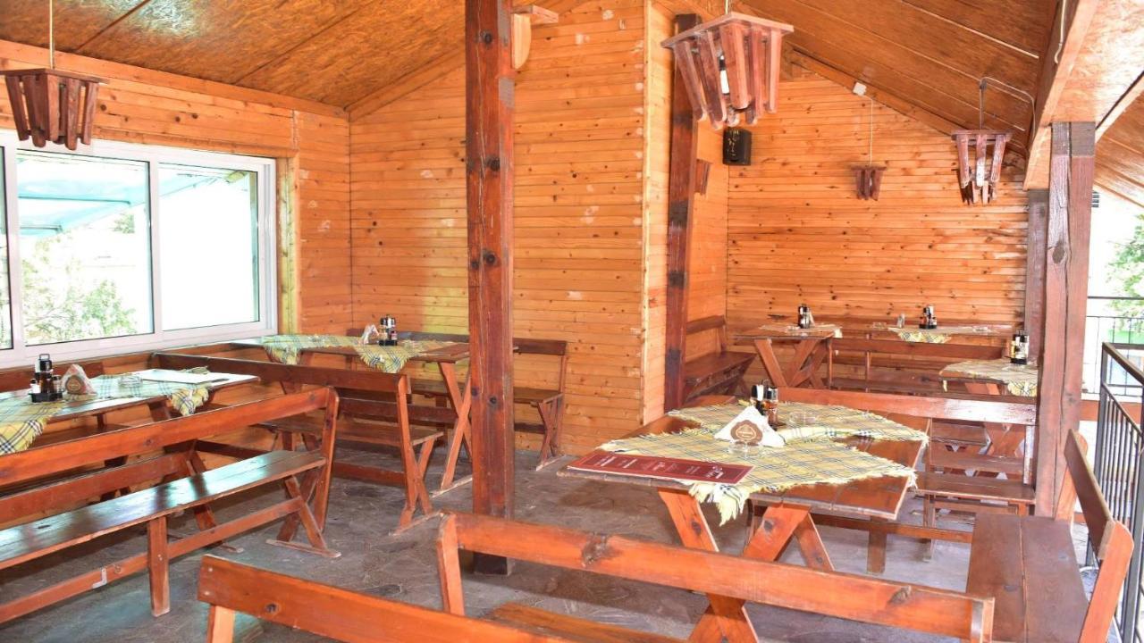 Семеен Хотел Лъки Byala Slatina Exterior foto