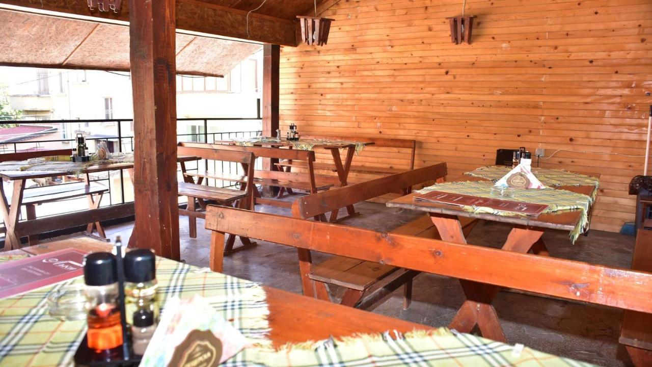 Семеен Хотел Лъки Byala Slatina Exterior foto