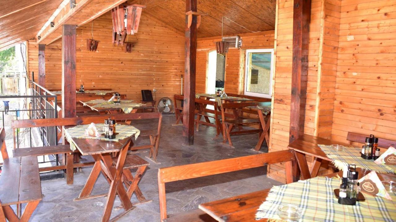 Семеен Хотел Лъки Byala Slatina Exterior foto