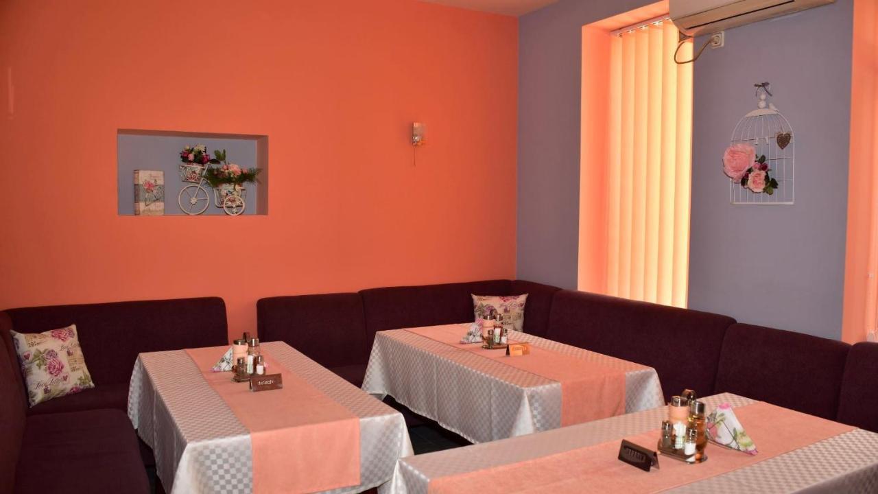Семеен Хотел Лъки Byala Slatina Exterior foto
