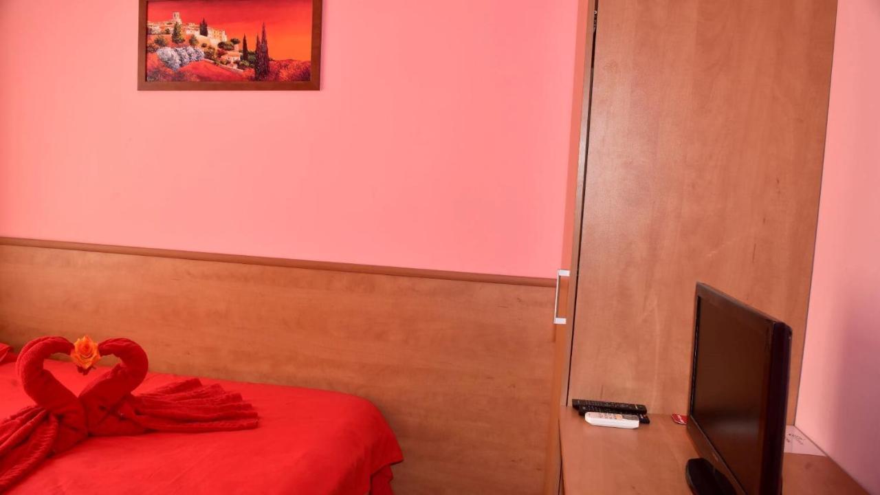 Семеен Хотел Лъки Byala Slatina Exterior foto